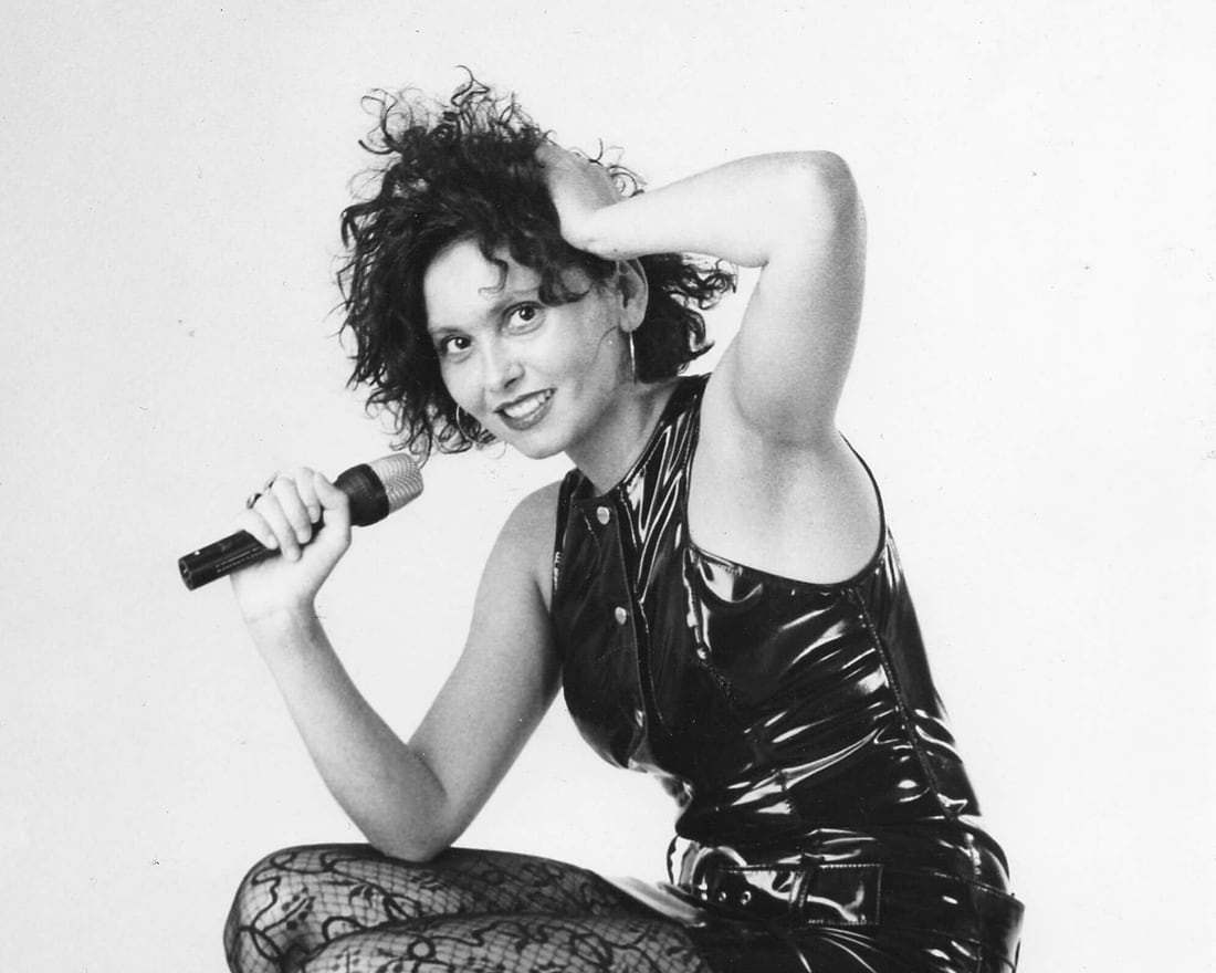 Christine Rabassa, portrait de studio en noir et blanc