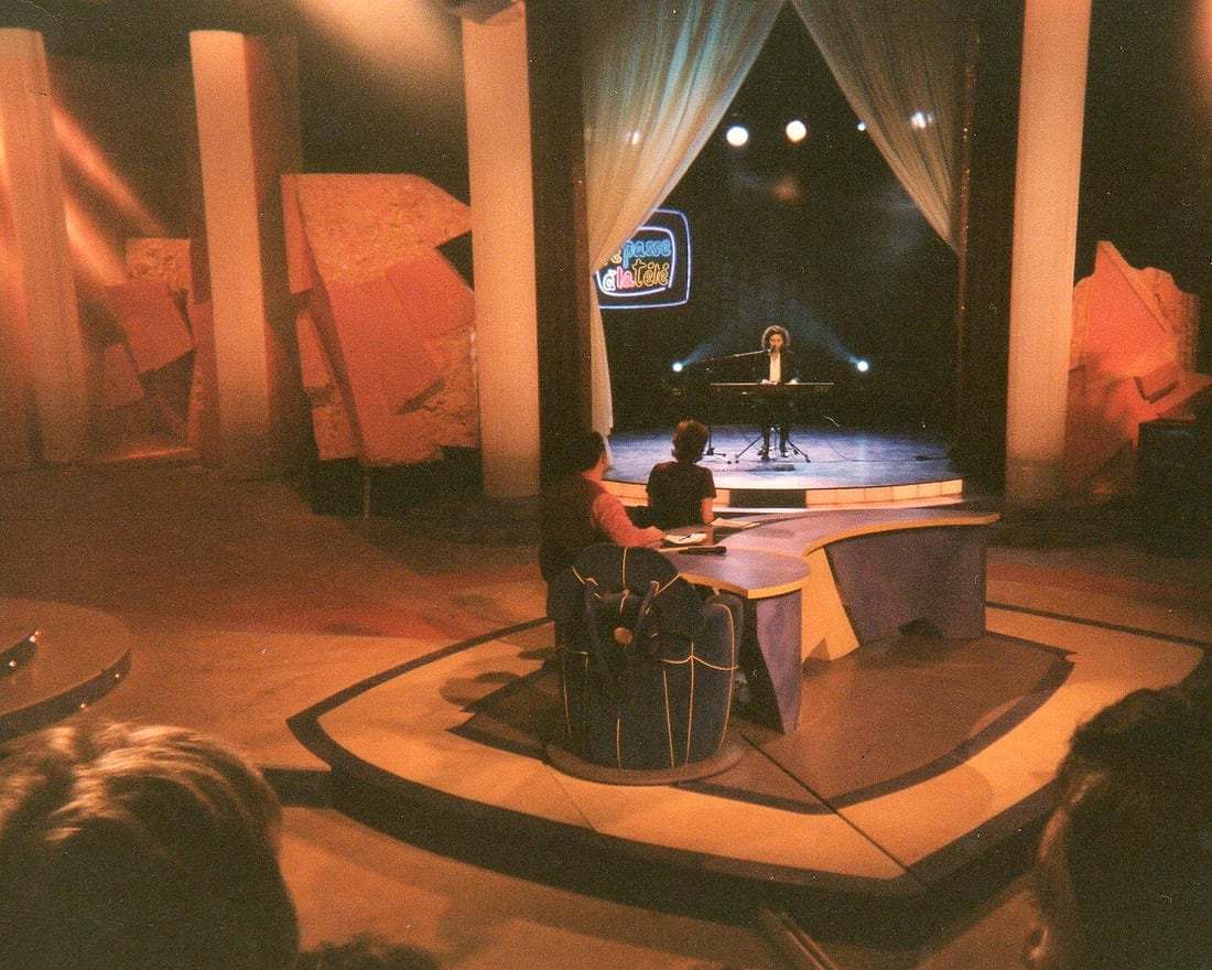 Christine Rabassa au piano sur le plateau de « Je passe à la télé » (FR3, 1998)