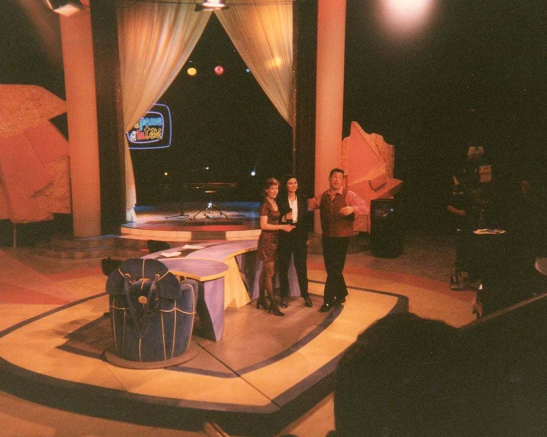 Sur le plateau de « Je passe à la télé » avec les présentateurs (FR3, 1998)
