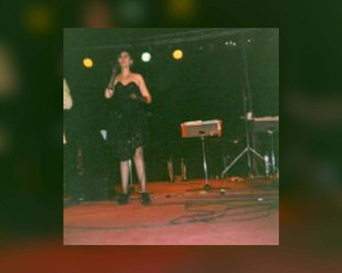 Christine Rabassa sur scène en robe noire