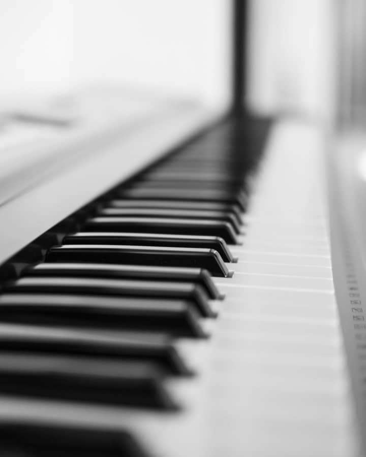 Clavier de piano en noir et blanc